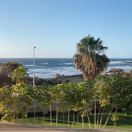 alquilaencanarias El Medano Los Martines frente playa Exterior foto
