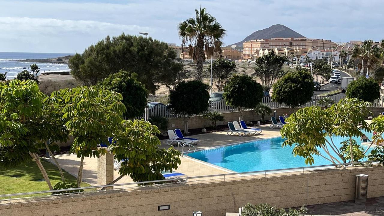 alquilaencanarias El Medano Los Martines frente playa Exterior foto
